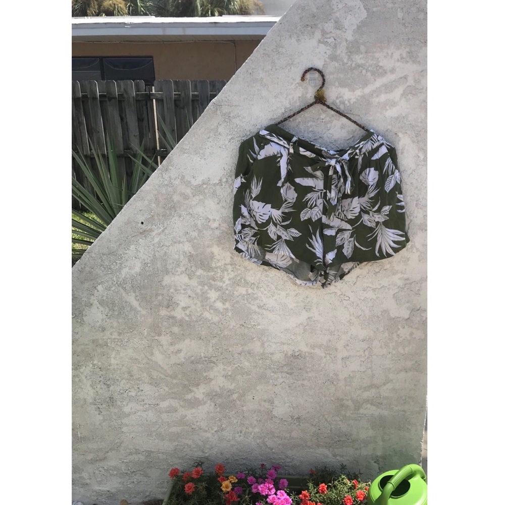 Palm floral old navy shorts